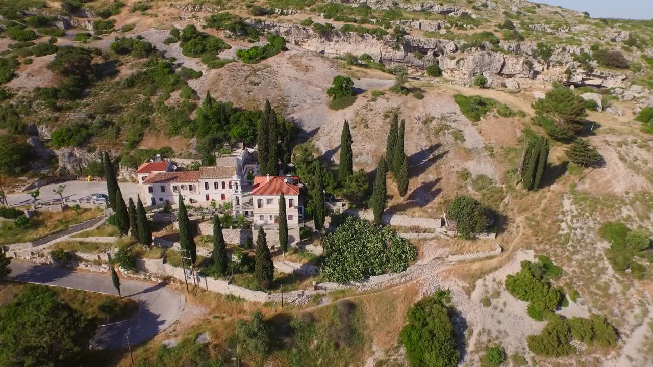 항공: 그리스 사모스 산에 있는 수도원과 동굴