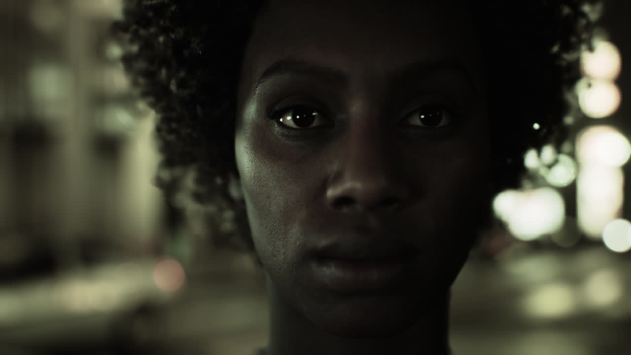 retrato en primer plano de una hermosa mujer afroamericana