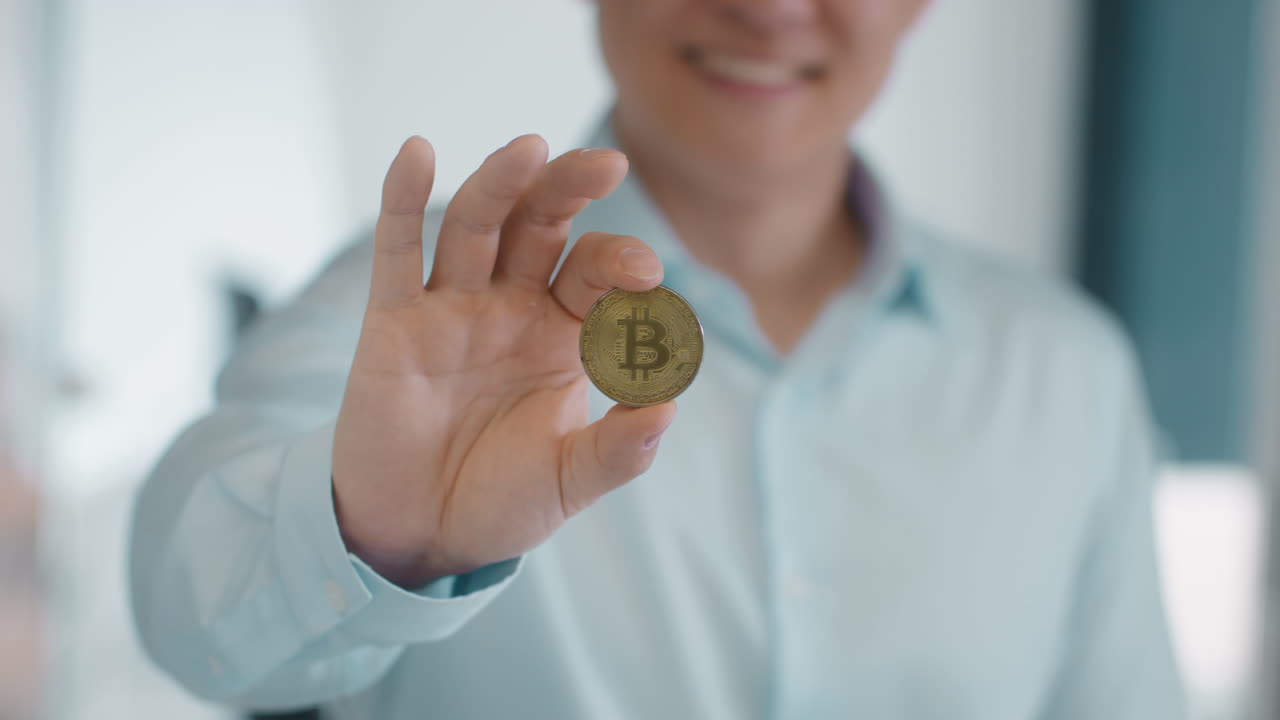persona que tiene una moneda de bitcoin