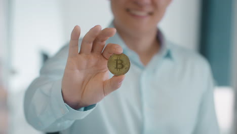 persona que tiene una moneda de bitcoin