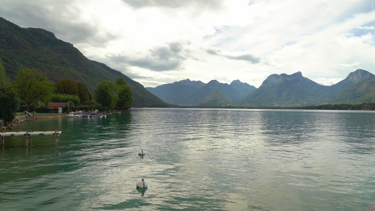 el lago annecy ofrece una majestuosa vista de las montañas
