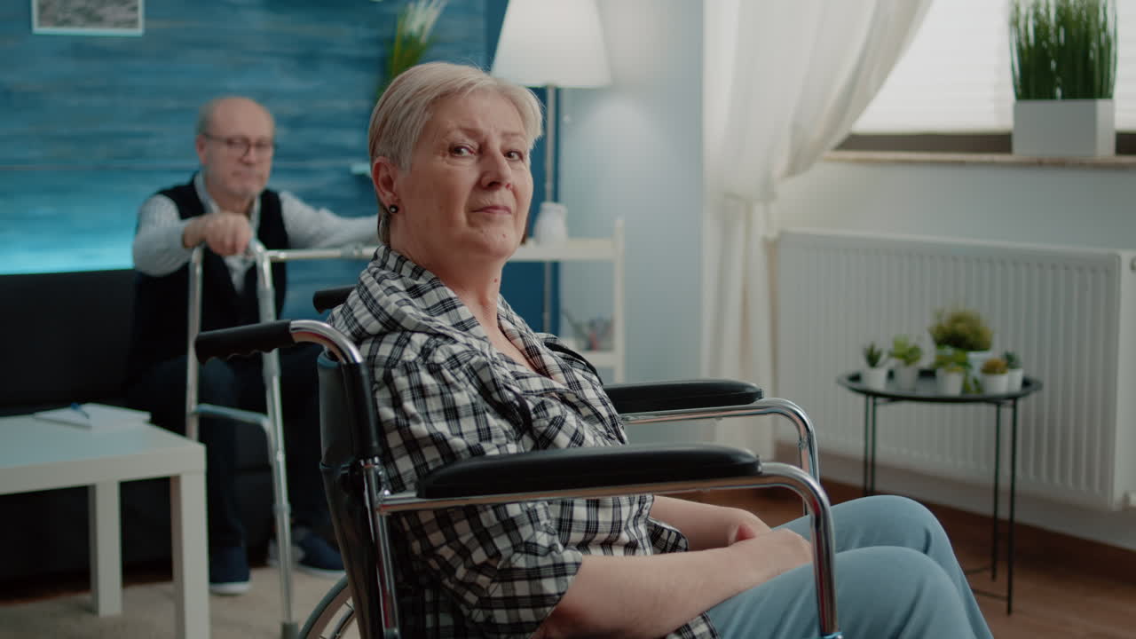 Portrett av eldre kvinne med funksjonshemming på sykehjem