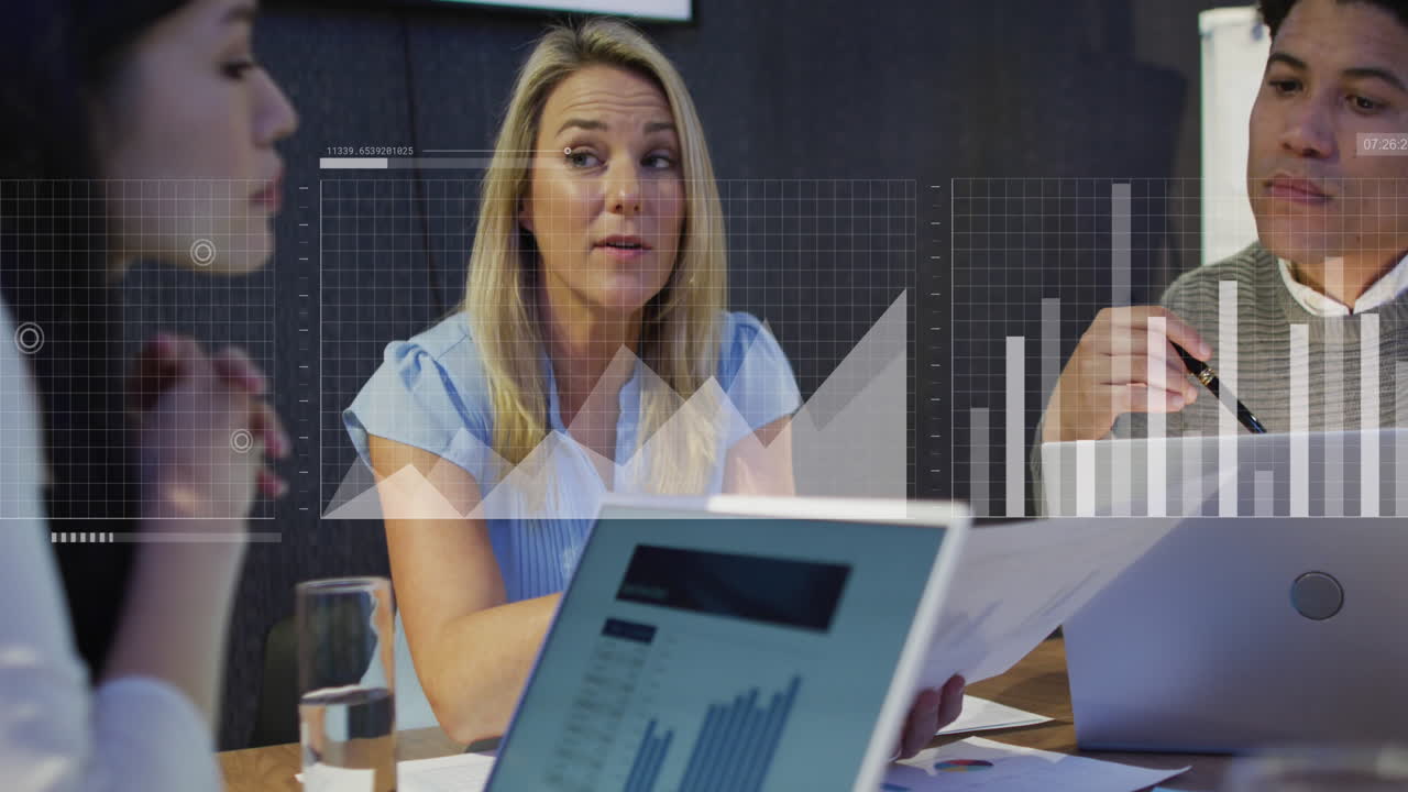 animación del procesamiento de datos contra diversos colegas que discuten sobre un documento en la oficina