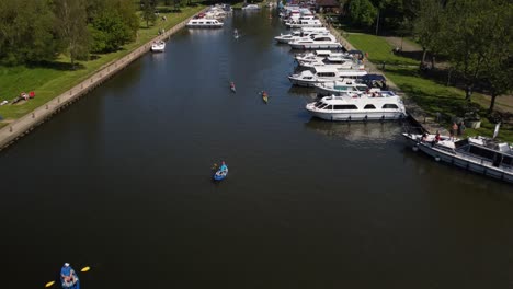 Imágenes-Aéreas-De-Drones-A-Lo-Largo-Del-Río-Waveney-En-Beccles-Marina,-Norfolk