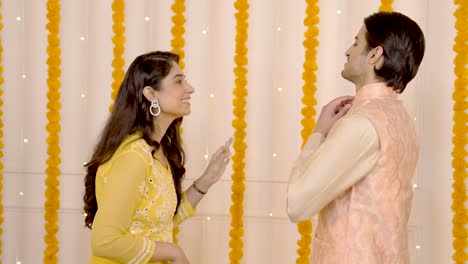 mujer india apreciando su atuendo de pareja