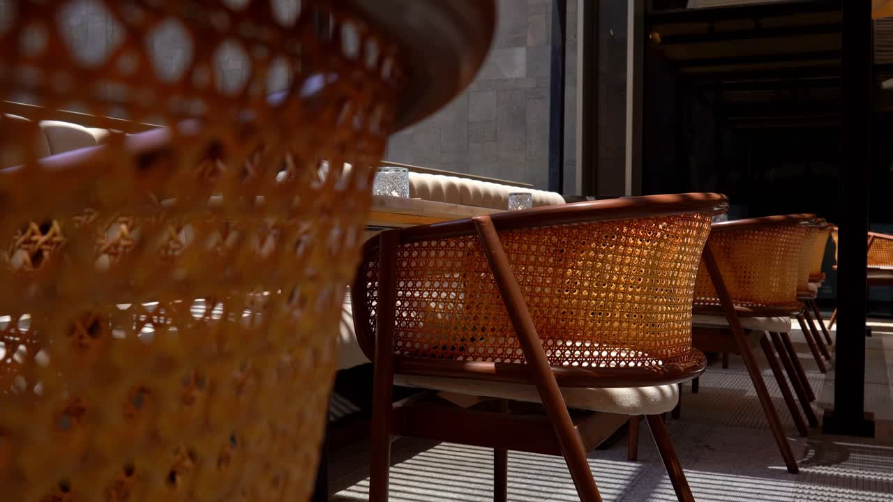 레스토랑의 세련되고 가운 식탁의 앞면, 클로즈업, 고각