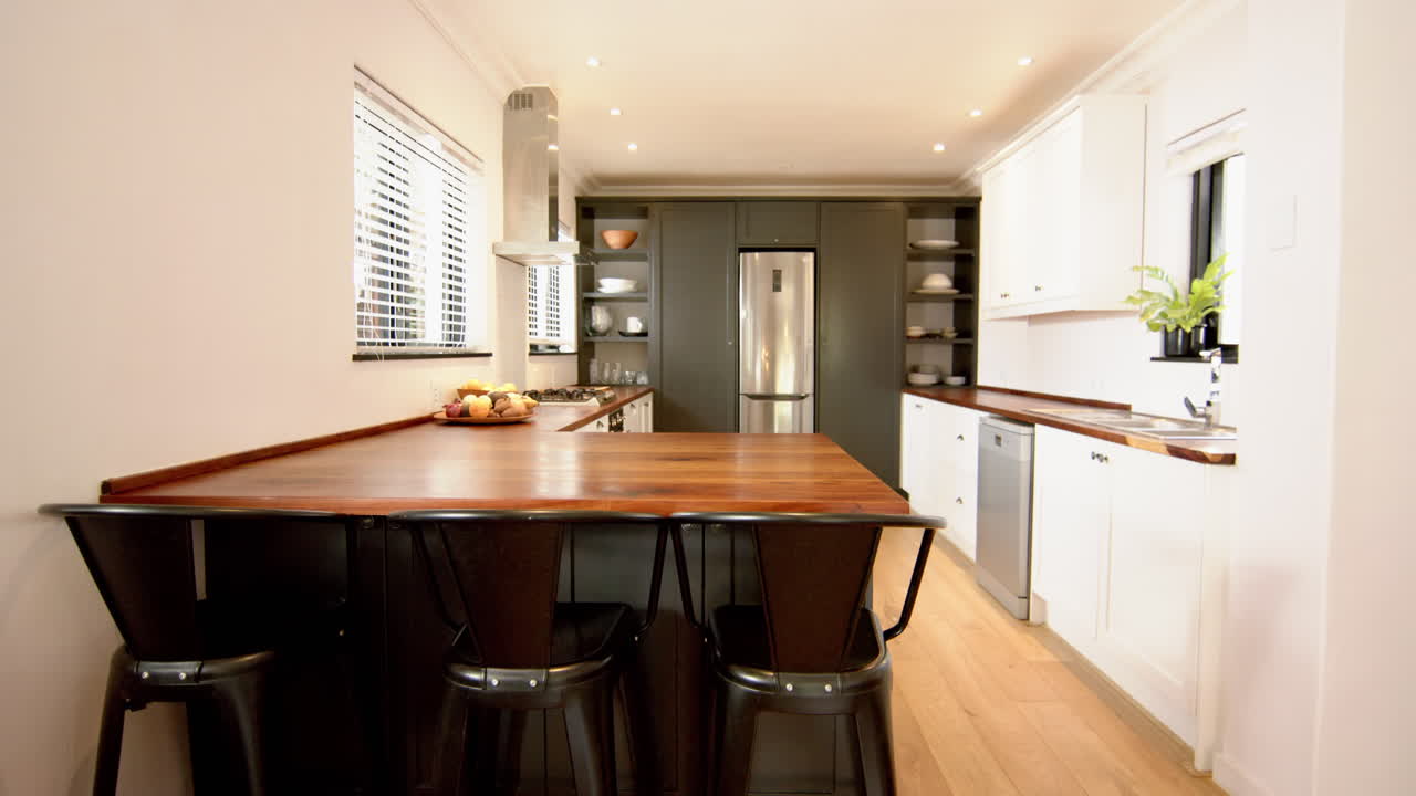 mesa de cocina y interior de la cocina en el hogar, cámara lenta