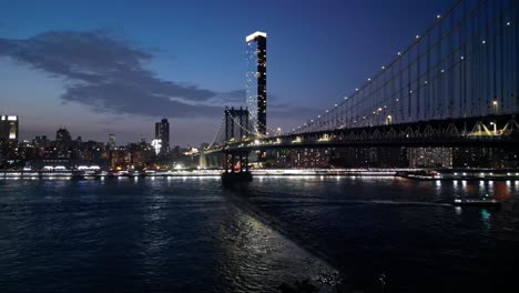 Blick-Entlang-Der-Berühmten-Manhattan-Bridge-Von-Brooklyn-Bei-Nacht