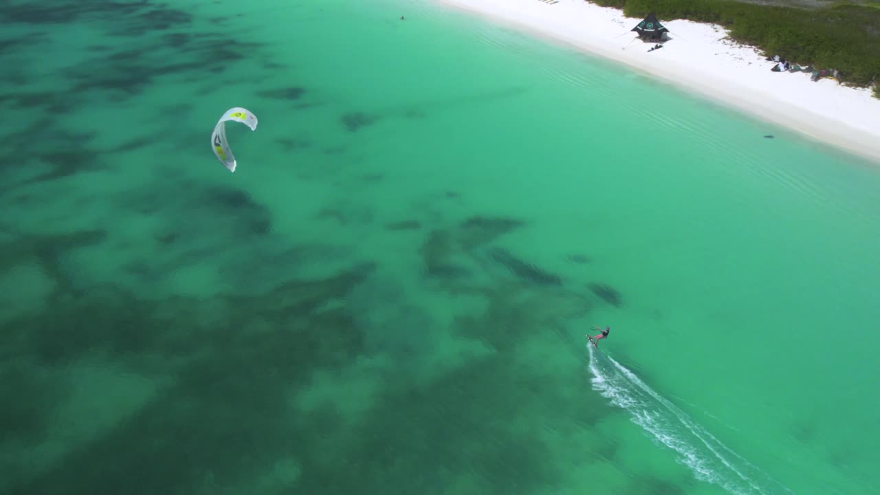 로스 로케스 의 크래스키 해변 근처 의 푸른 물 을 가로질러 글라이딩 하는 카이트 서퍼, 공중 사진