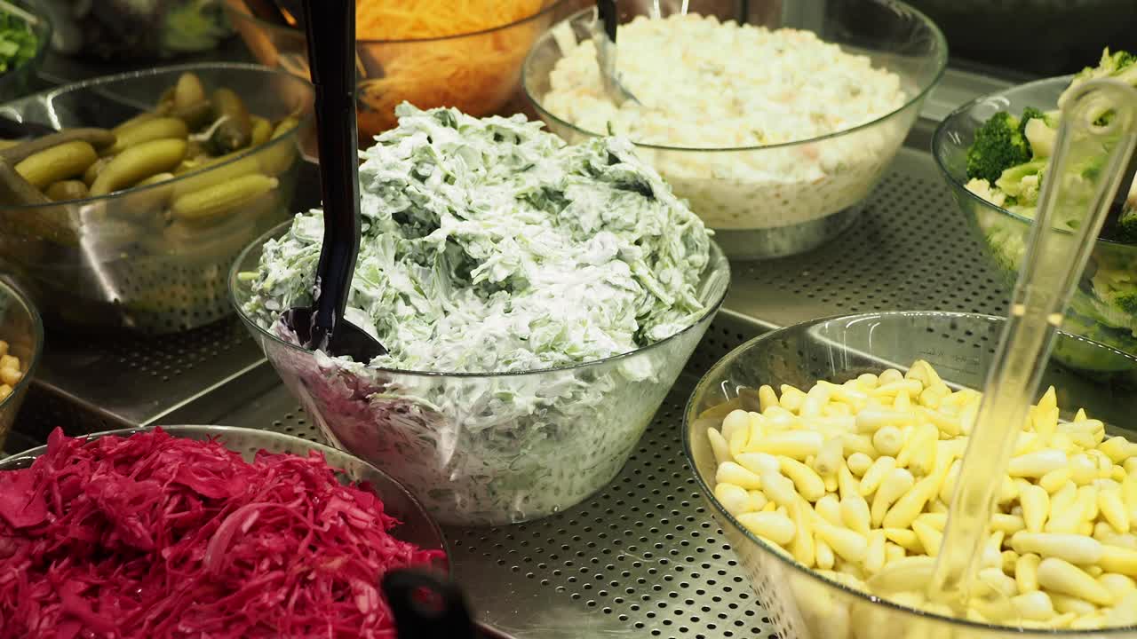 una deliciosa barra de ensaladas con verduras frescas y platos secundarios