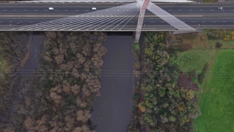 메리 맥칼리스 보인 리 다리 (mary mcaleese boyne valley bridge) 는 드로게다 근처의 공중 전망과 함께 보인 강을 가로지르는 다리이다.