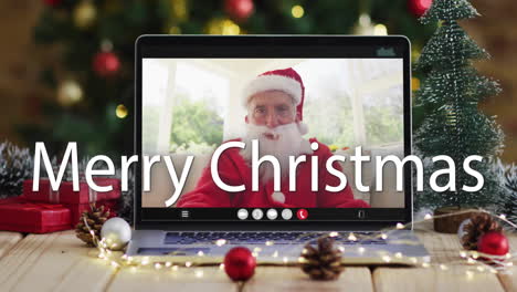 Animation-Des-Frohe-Weihnachten-Textes-über-Dem-Weihnachtsmann-Auf-Dem-Laptop-Bildschirm-Und-Weihnachtsdekorationen