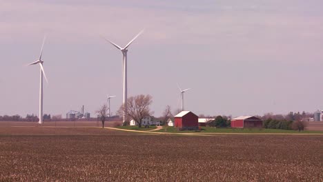 Molinos-De-Viento-Gigantes-En-La-Distancia-Generan-Energía-Detrás-De-Granjas-En-El-Medio-Oeste-Americano-1