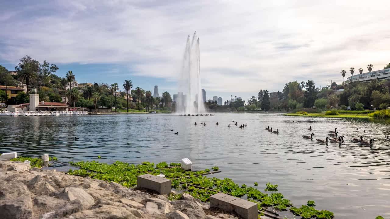 캘리포니아 로스앤젤레스에서 화창한 날 에코 파크 분수 타임랩스 4k