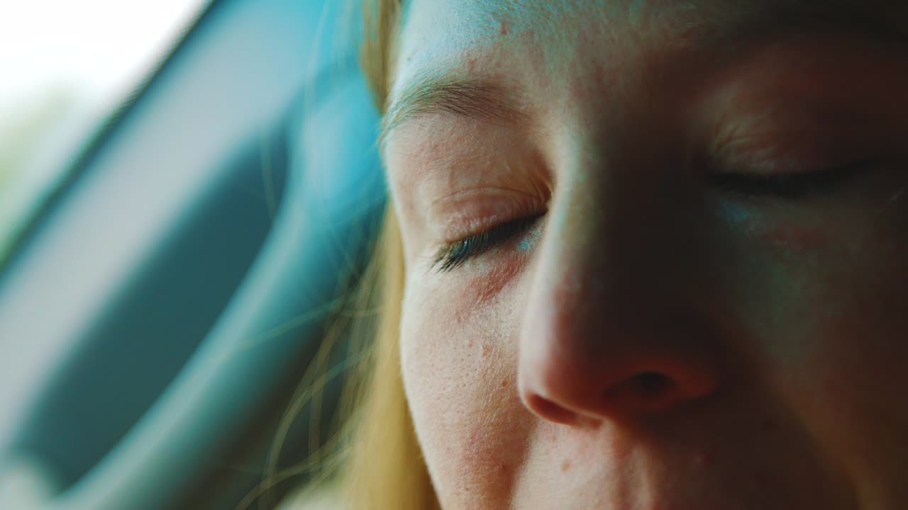 눈물을 흘리며 창밖을 바라보는 슬픈 여자 - 클로즈업 샷