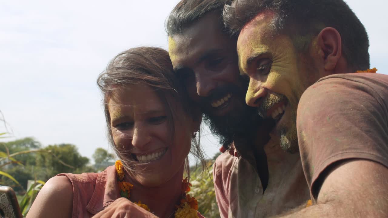 gente multiétnica celebrando el festival de los colores holi en la india