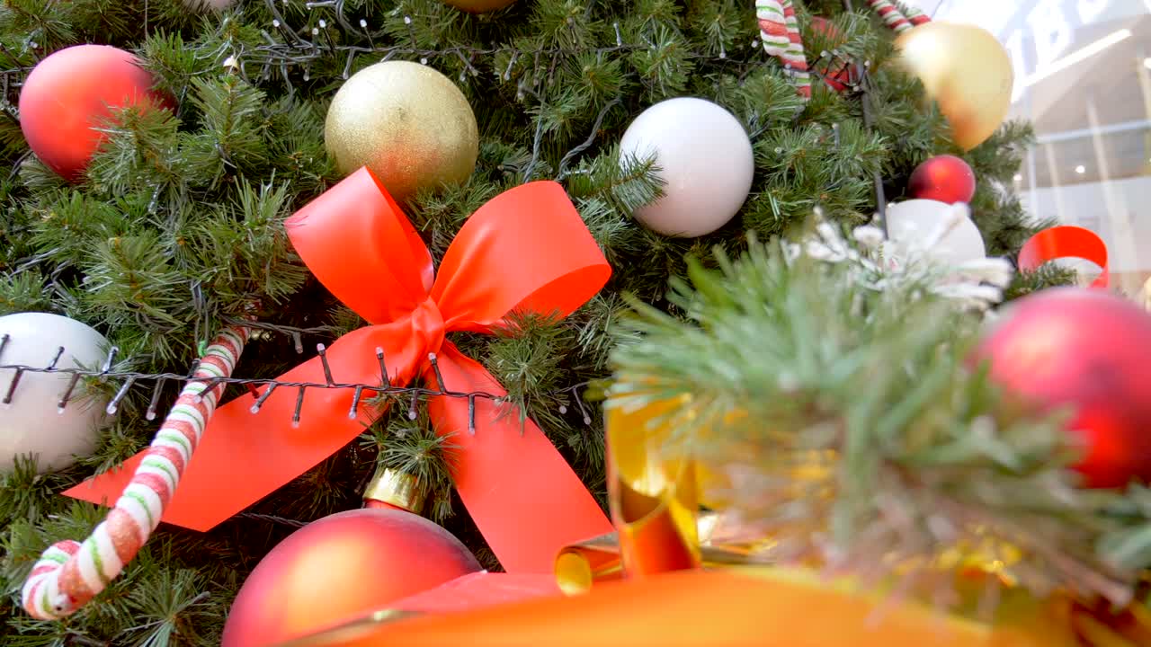 쇼핑 센터에서 장식된 크리스마스 트리의 클로즈업 샷