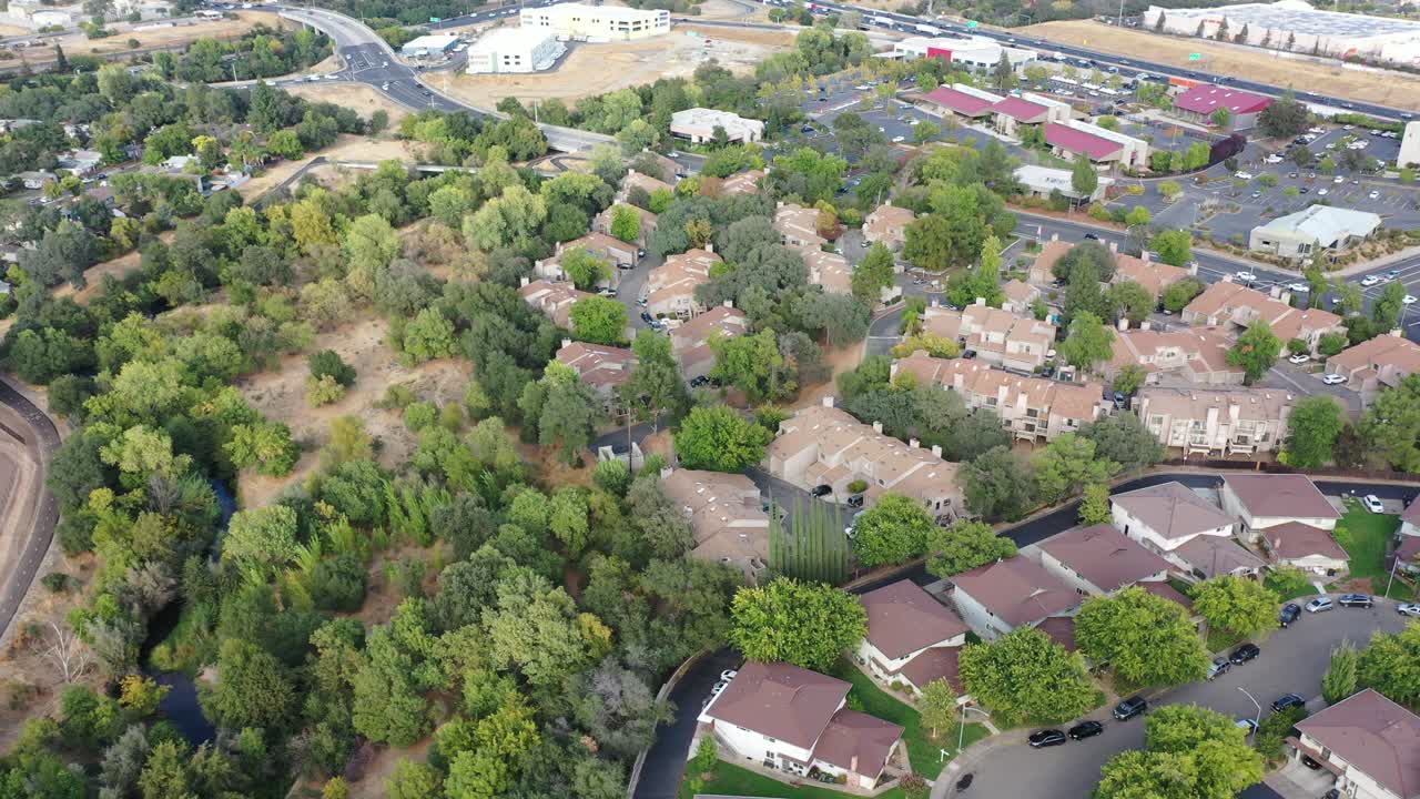 vista aérea de árboles verdes en el vecindario suburbano