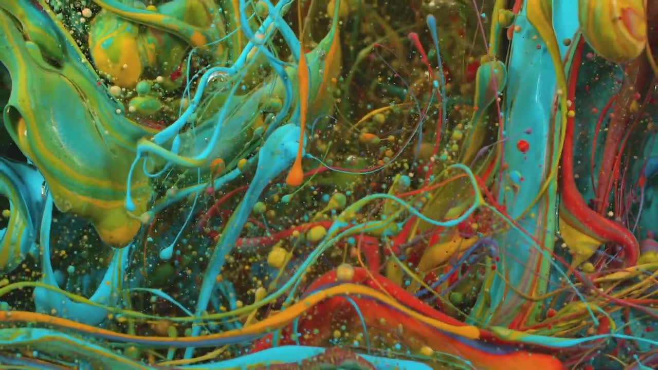 los colores de la pintura al óleo se fusionan, forman una fusión fluida, que culmina en un retrato abstracto y artístico que encapsula la esencia de la experimentación y la expresión creativa.