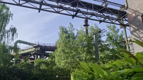 Rostiges-Stahlgerüst-Mit-Alten-Leitungen-Und-Rohren-Im-Landschaftspark-Duisburg-In-Deutschland-Auf-Dem-Gelände-Der-Alten-Stahlofenfabrik