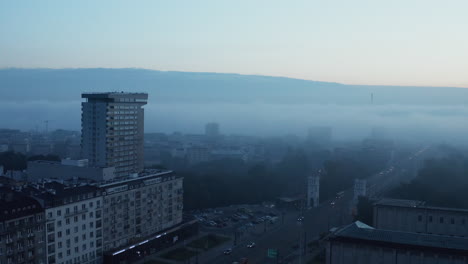 Imágenes-De-Diapositivas-Y-Panorámicas-De-Carreteras-Bordeadas-De-Edificios-De-Apartamentos-Y-Parques-Públicos.-Mañana-Brumosa-En-Tonos-Azules-En-La-Ciudad.-Varsovia,-Polonia