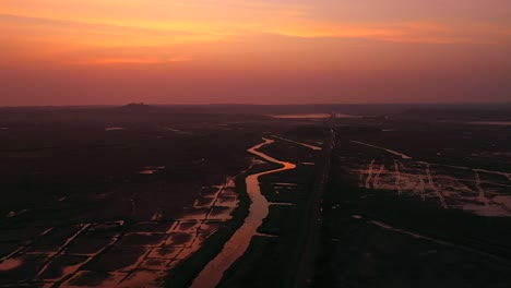 Hermosa-Puesta-De-Sol-En-El-Vasto-Paisaje-De-Vasai-En-Mumbai-India---Toma-Aérea