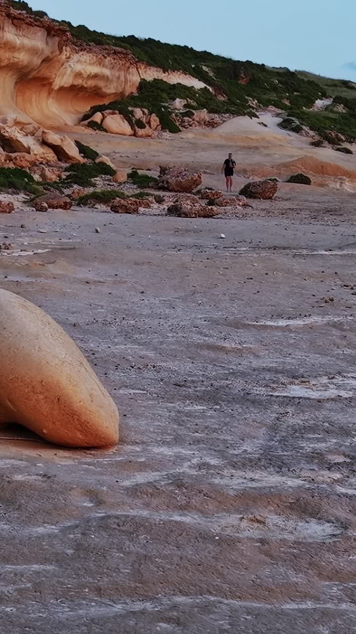Explorando a costa rochosa em Malta durante a luz do entardecer
