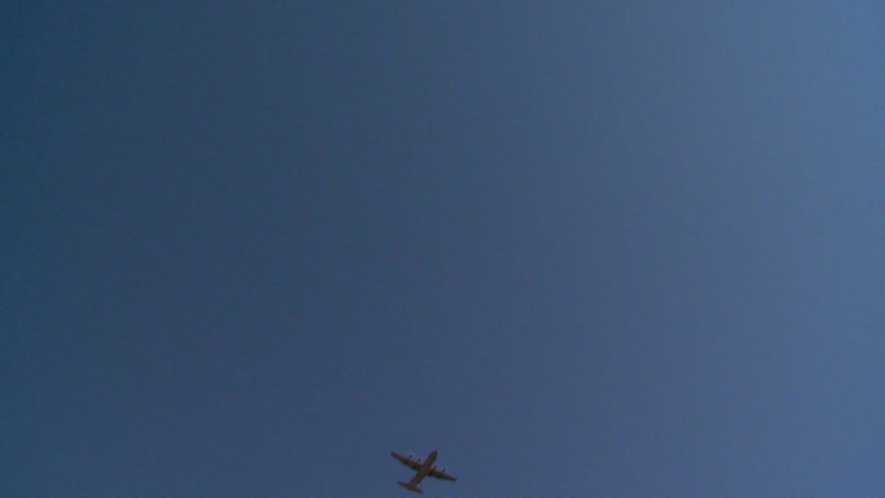 지구로 낙하산을 타는 낙하산 병의 지상 각도 보기