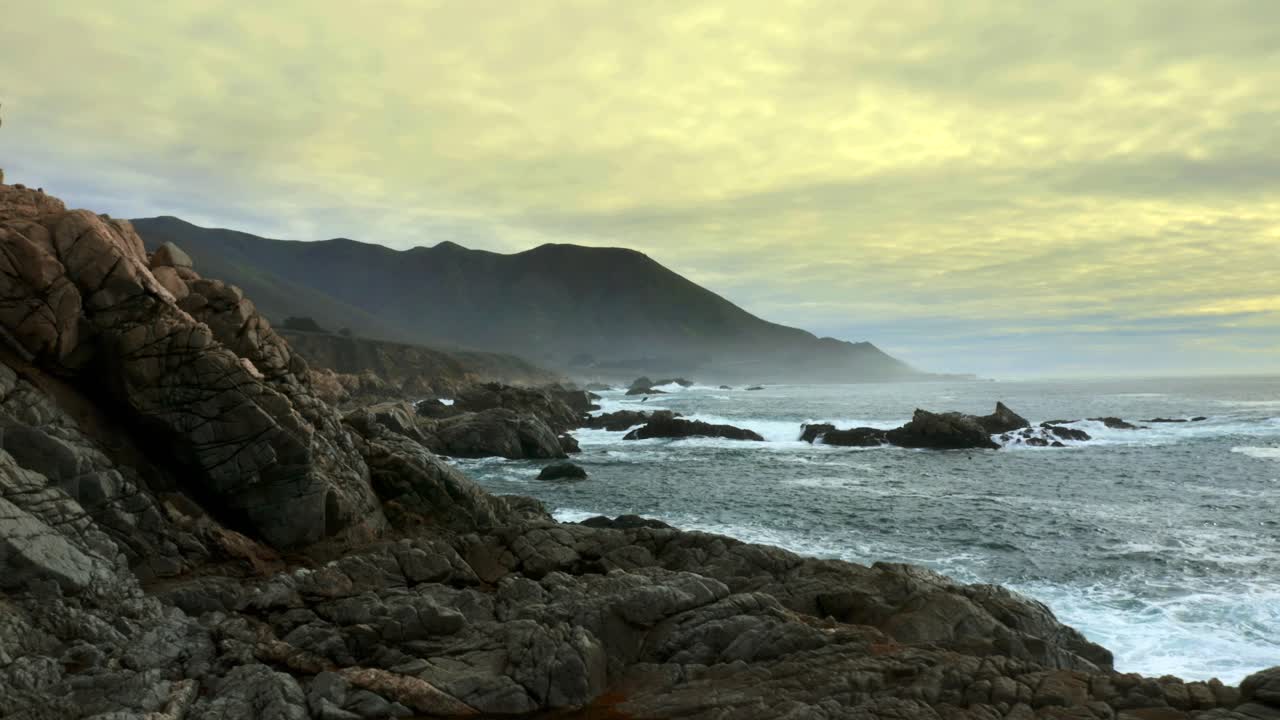 toma de drones de los acantilados de la costa del pacífico en big sur y carmel highlands california