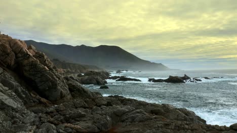 Drohnenaufnahme-Der-Klippen-Der-Pazifikküste-In-Big-Sur-Und-Carmel-Highlands-In-Kalifornien