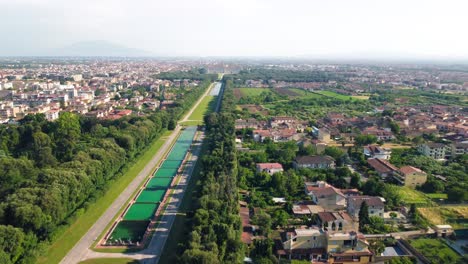 Aéreo---Vuelo-A-Lo-Largo-Del-Callejón-De-Las-Piscinas-En-Reggia-Caserta,-Italia