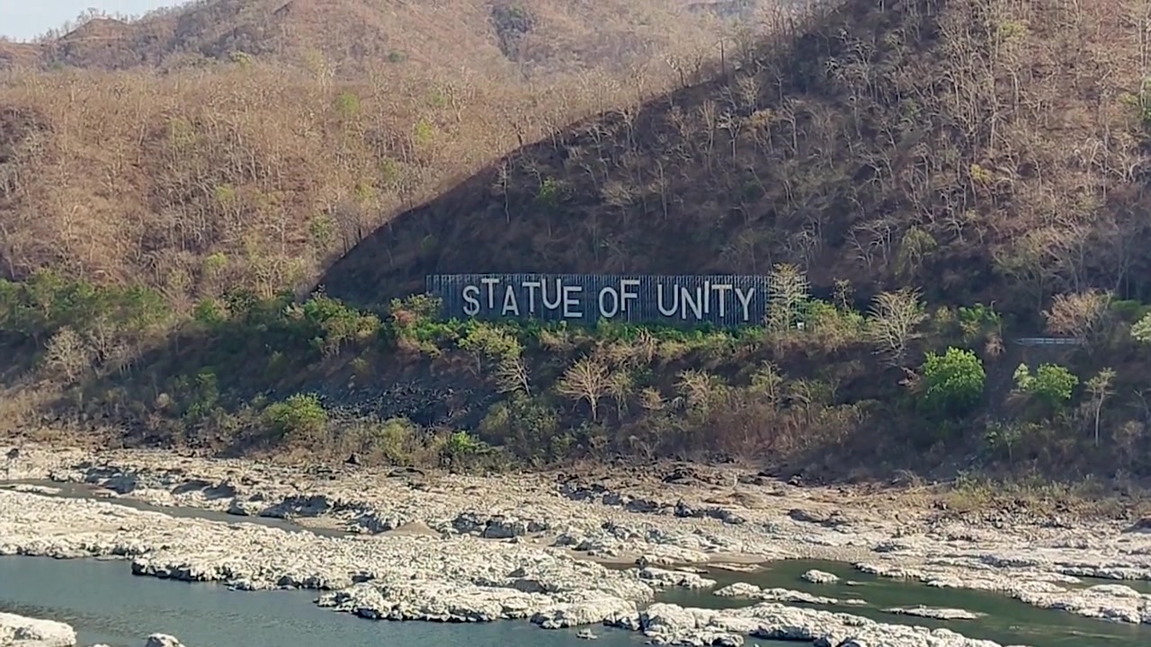 Filmato con zoom in dell'insegna sulla collina della Statua dell'Unità vicino al fiume Narmada in Gujarat, ideale per il turismo in India, documentari di viaggio, introduzioni di monumenti e contenuti di destinazione.