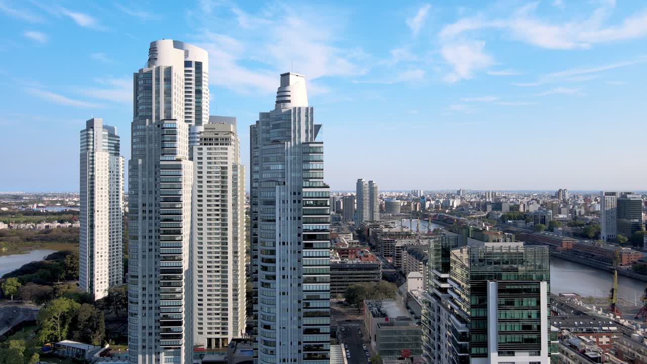 부에노스아이레스 푸에르토 마데로의 고층 빌딩을 공중에서 끌어내면 도시 경관이 드러납니다.