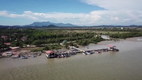 vuela sobre el muelle de pesca en kuala muda, kedah darul aman.