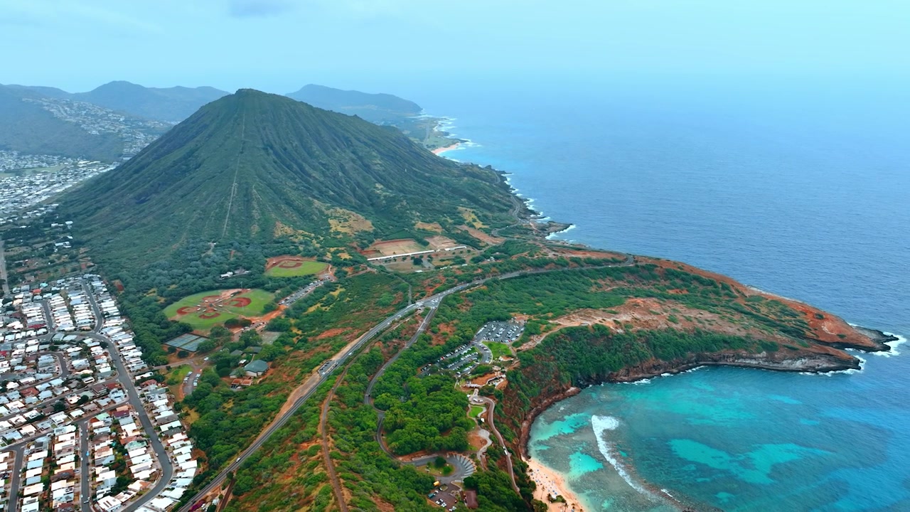 Paesaggio spettacolare di rocce vulcaniche e della splendida Hanauma Bay. Riprese con drone sopra i magnifici paesaggi naturali di Honolulu, Hawaii, USA
