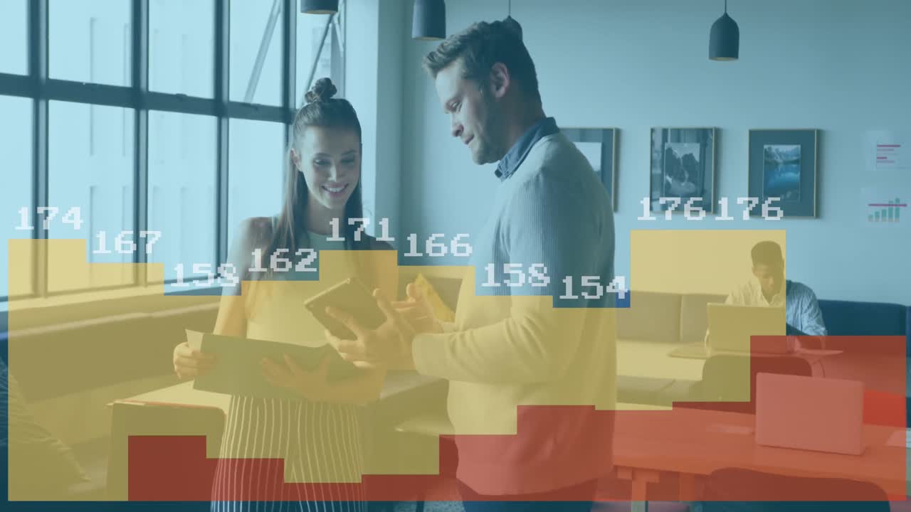 사무실에서 아이디어를 공유하는 다양한 동료들에 대한 변화하는 숫자를 가진 그래프의 애니메이션