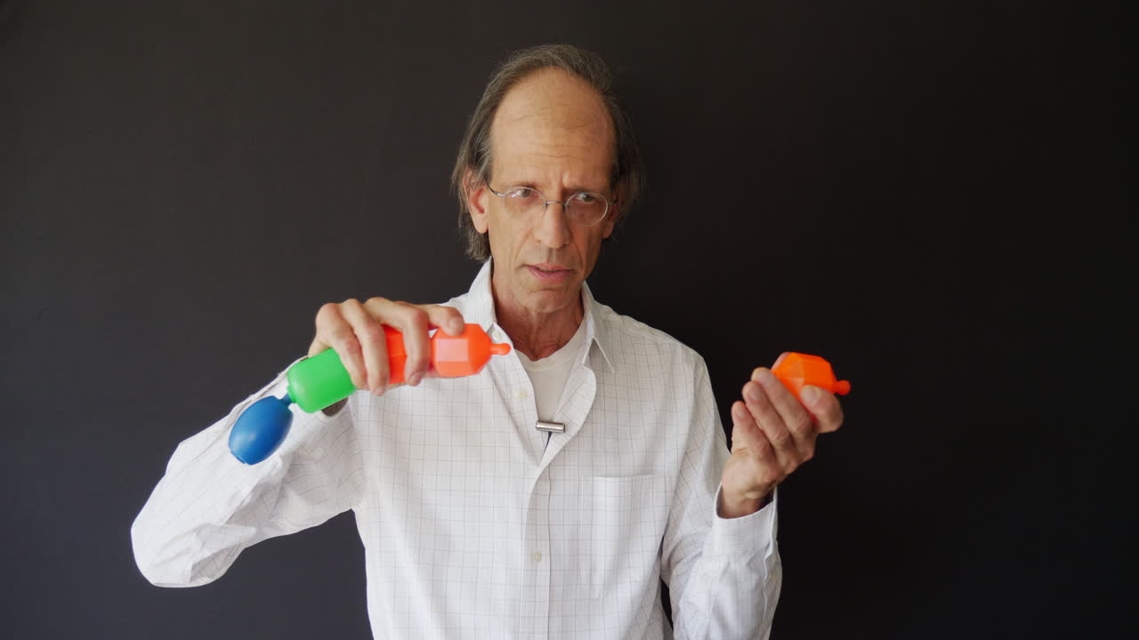 모델을 사용하여 학교 학생들에게 원격 학습 온라인 수업을 가르치는 생물학 과학 대학 교수