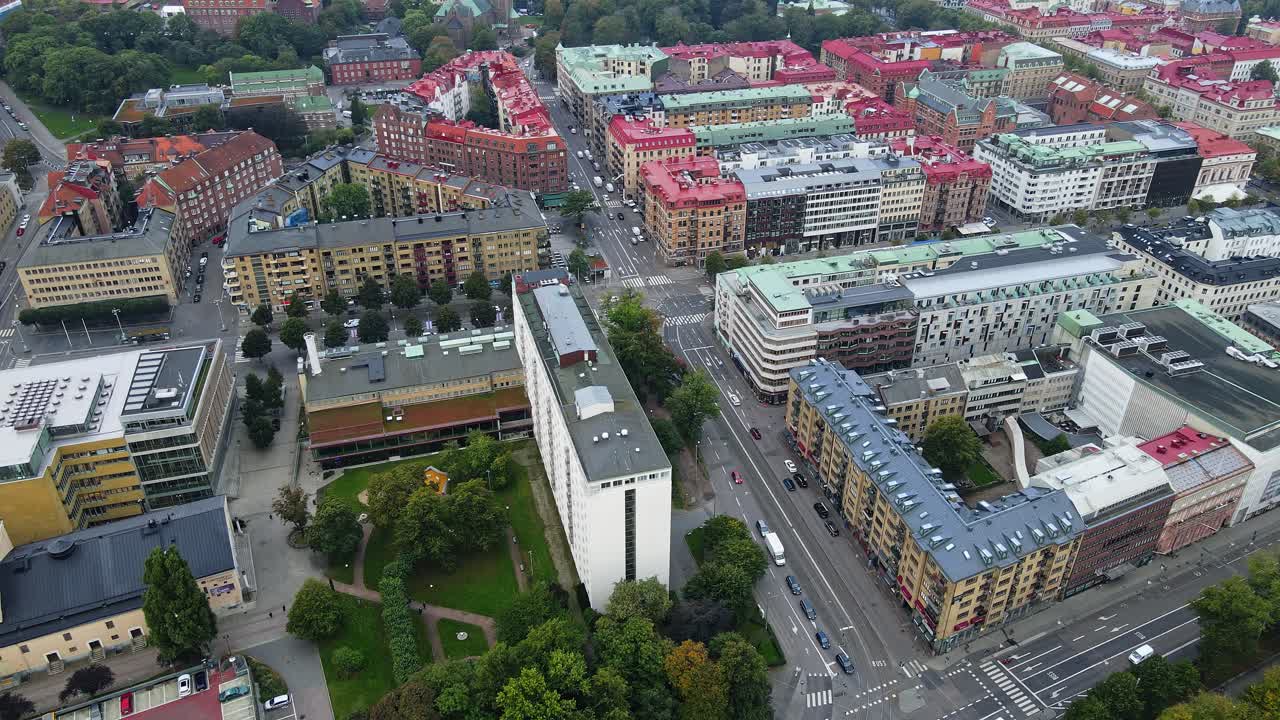 hermoso paisaje de arquitecturas en engelbrecktsgatan y avenyn con autos conduciendo en la carretera en gotemburgo, suecia