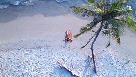 Frau,-Die-Wie-Seesterne-Am-Strand-Liegt