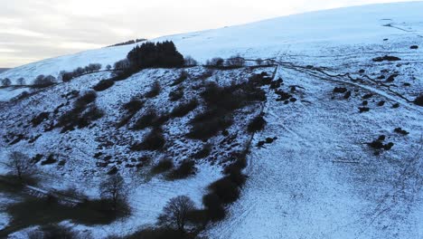 Moel-Famau-Galés-Montaña-Nevada-Valle-Vista-Aérea-Frío-Agrícola-Rural-Invierno-Paisaje-Lento-Aumento