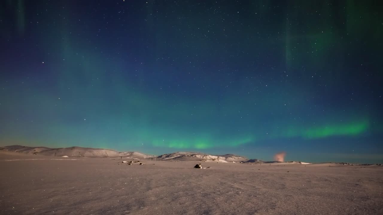 на голубоватом фоне, мерцающие зеленоватые северные огни качаются в круговом танце