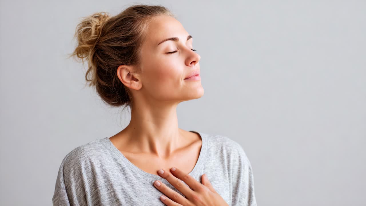 Uma mulher serena experimentando tranquilidade com os olhos fechados e um sorriso gentil, transmitindo calma e contentamento em um ambiente minimalista