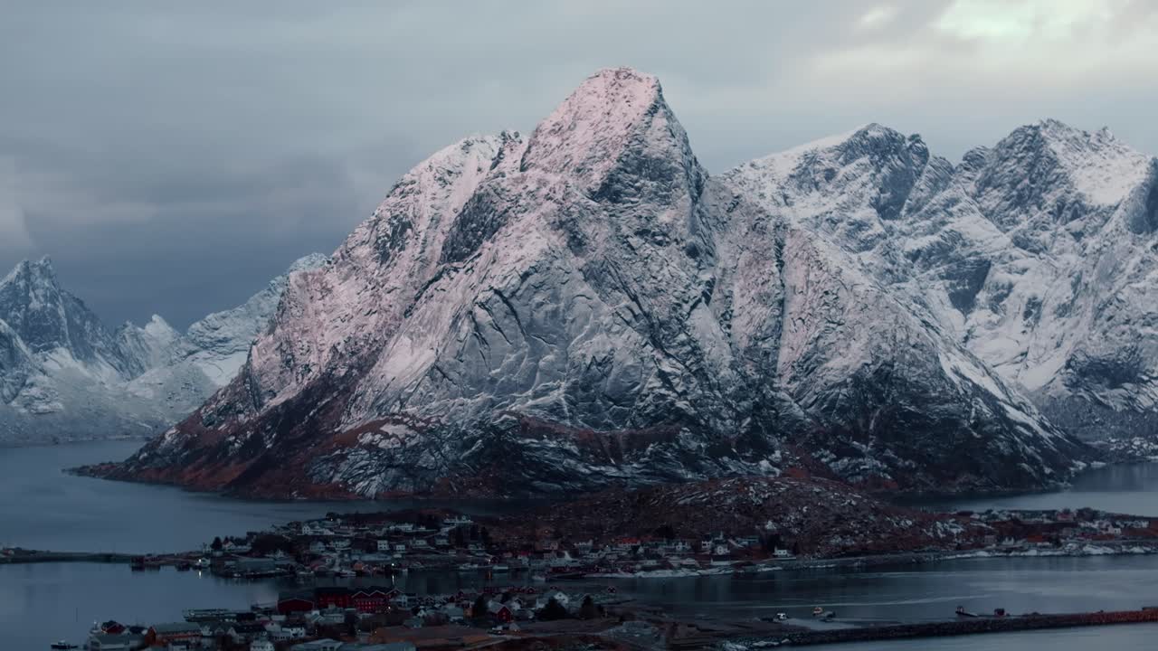 Vista aerea del meraviglioso paesaggio delle isole Lofoten in inverno