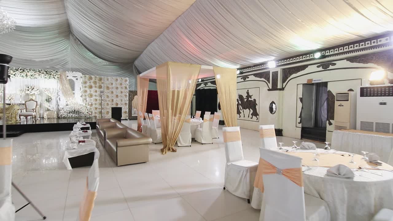 una fotografía impresionante que muestra una elegante configuración de bodas con temática blanca