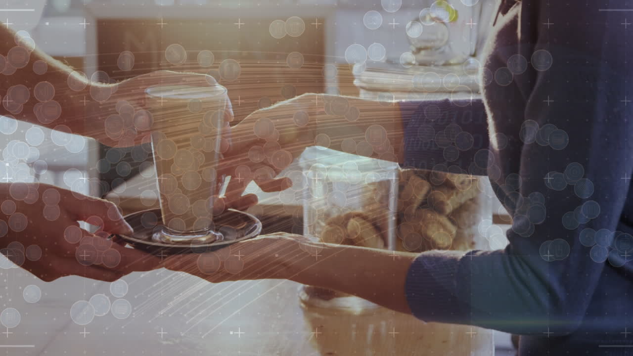 senderos de luz y puntos de luz contra el camarero que sirve un vaso de café frío en una cafetería