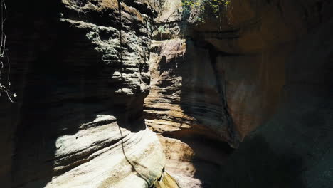 disparo de drones pasando por algunas cuevas de piedra creando una textura curiosa