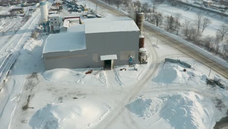 edificio industrial en un paisaje nevado
