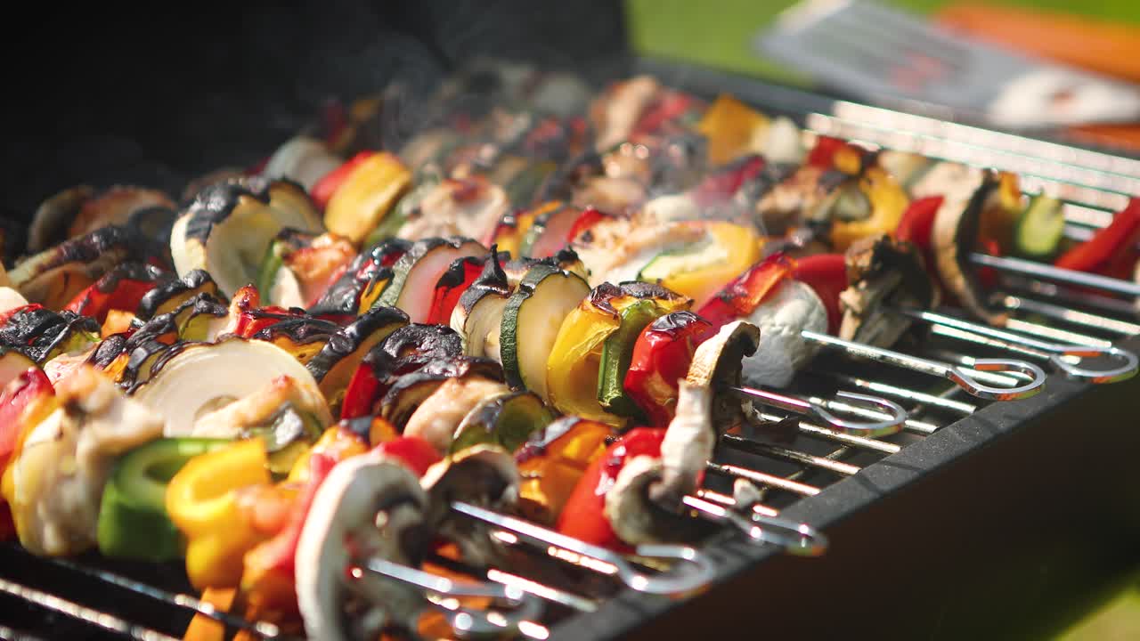 shashliks recocidos y quemados en parrilla de barbacoa caliente