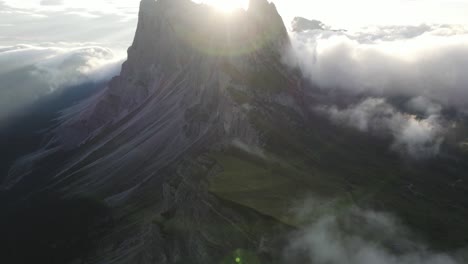 Drone-clip-of-Seceda,-a-mountain-peak-in-the-middle-of-the-Dolomites