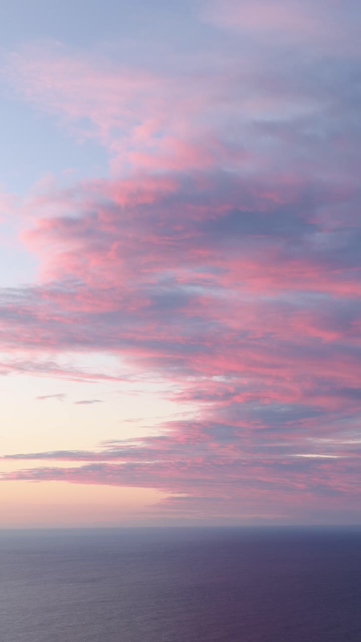 Nuvole rosa sull'oceano